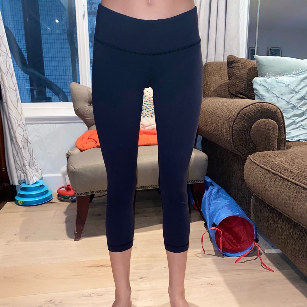 Lululemon size 4 black Wunder Under Capris–new looking condition!